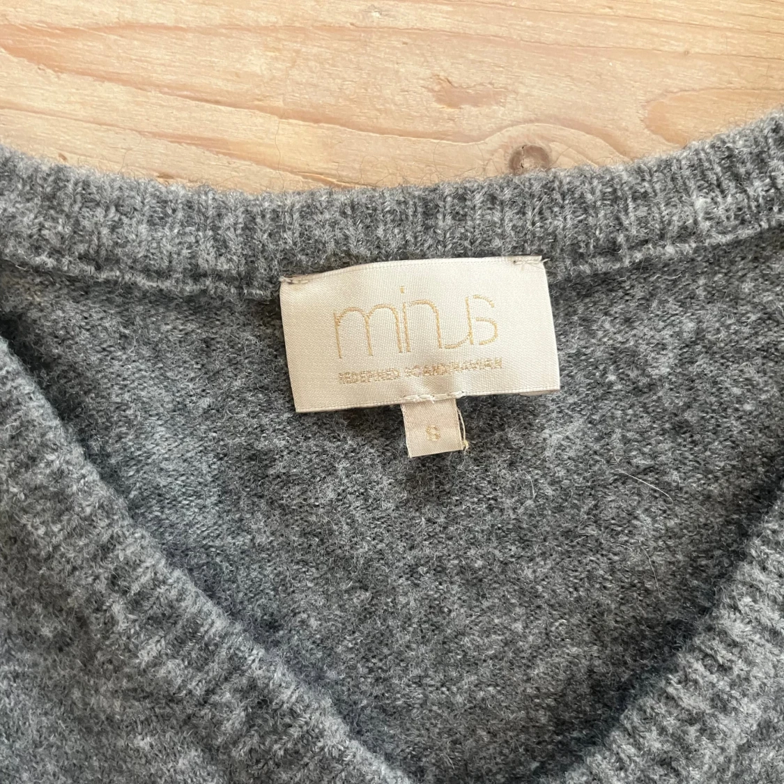 Grå stickad v-ringad tröja  - 3