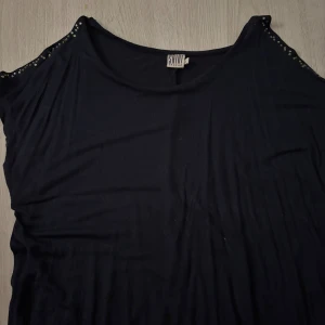 Svart topp med guldpaljetter Saint Tropez - Svart topp från Saint Tropez med snygga guldpaljetter längs axlarna. .