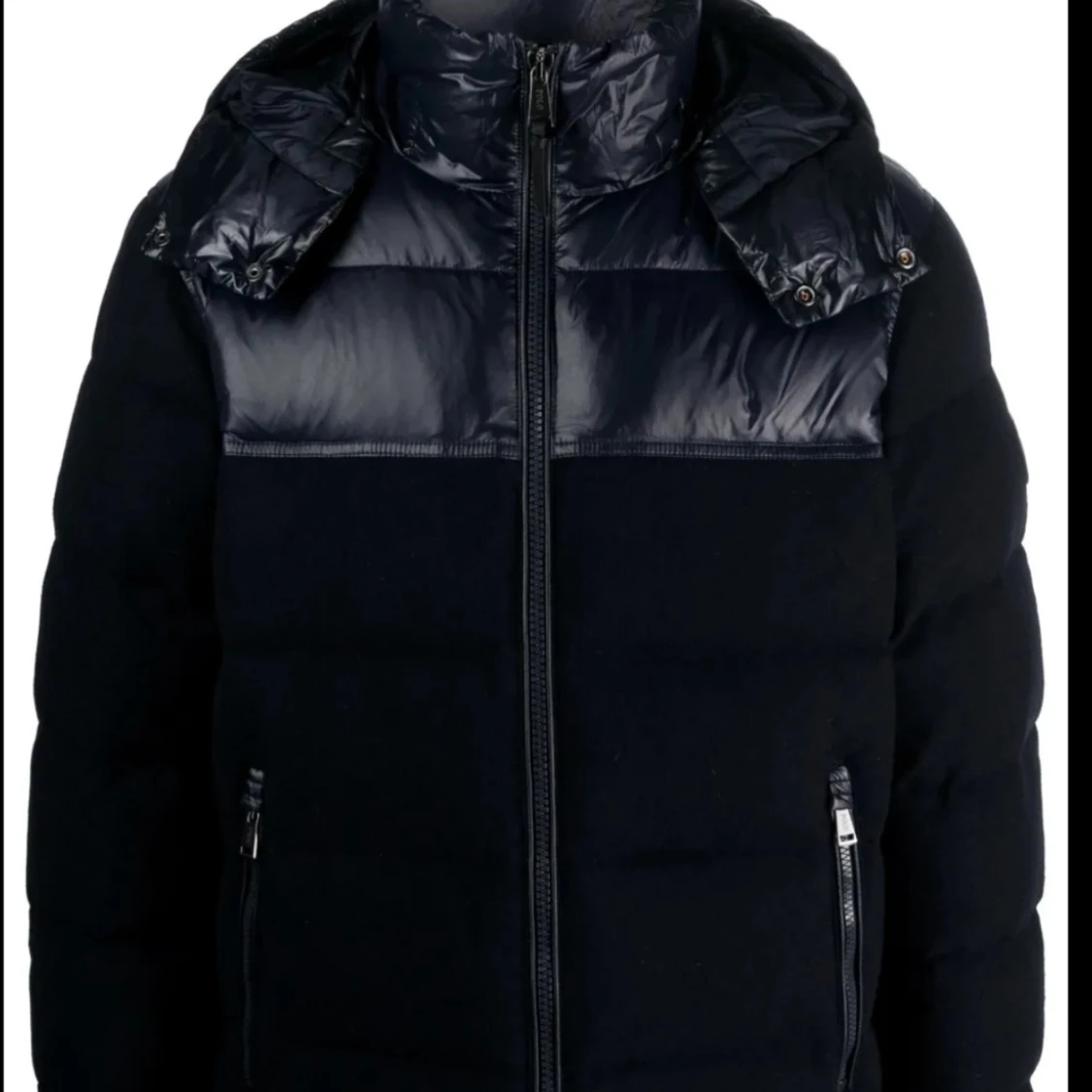 Svart pufferjacka med glansig huva