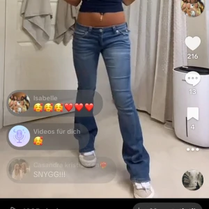 Straye Logan Puff sneakers i cream - Säljer ett par Straye Logan Puff sneakers i creamfärg med vit sula och vita snören. Skorna har en låg profil och är tillverkade i mocka och syntet, med en cool flame-detalj på sidan. Perfekt för dig som gillar streetstyle och vill ha något unikt på fötterna. Jag har knappt andvänd som men dom har fått lite blått på dig från jeans men inget man tänke på❤️