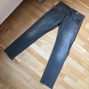 Mörkgråa Replay anbass hyperflex jeans - Tja! Jag säljer dessa snygga mörkgråa replay anbass hyperflex jeans i storlek 29/30. Jeansen är i modellen slim fit. Skicket är 9/10 och de har inga defekter eller skador. Hör av dig vid frågor och funderingar!🙂