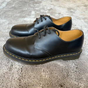 Dr. Martens - Dr. Martens 1461 Black Smooth. Använda typ 2 gånger så dom är i väldigt bra skick. Nypris ca 2000 kr. Storlek 45, skriv vid eventuella frågor 🙏