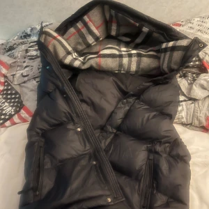 Burberry vest  - Burberry jacka utan armar.  Tagen där det stog burberry paja tyvär när jag skulle hänga jackan en gäng Pris 1499kr Skick 7/10 Storlek S