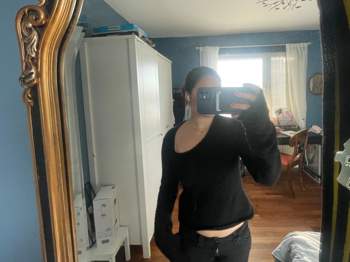 Svart stickad oneshoulder tröja