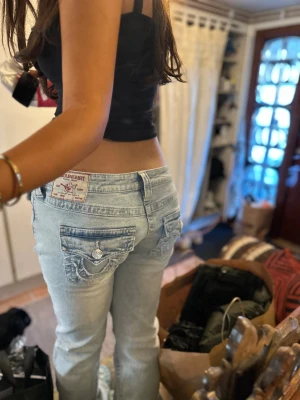 True religion jeans💕 - Fina true religion jeans i joey( dom lågmidjade) bootcut.Storlek 28.inga defekter säljer då dom är för stora💕