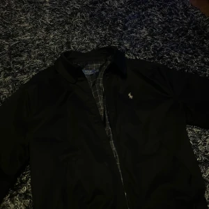 Polo kofta M - En fin kofta från polo raulph lauren, den är i storlek M/ passar runt 185cm. Qr scan funkar, skickas med tag och dustbag. Skriv vid någon fundering
