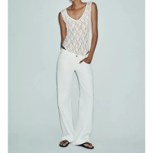 Zara Vita wide jeans med låg midja - Snygga vita jeans med låg midja och wide fit. Byxorna har klassisk femficksdesign och raka, vida ben. Perfekta för en clean och trendig look. Aldrig använda har lappen kvar och slutsålda på hemsidan 
