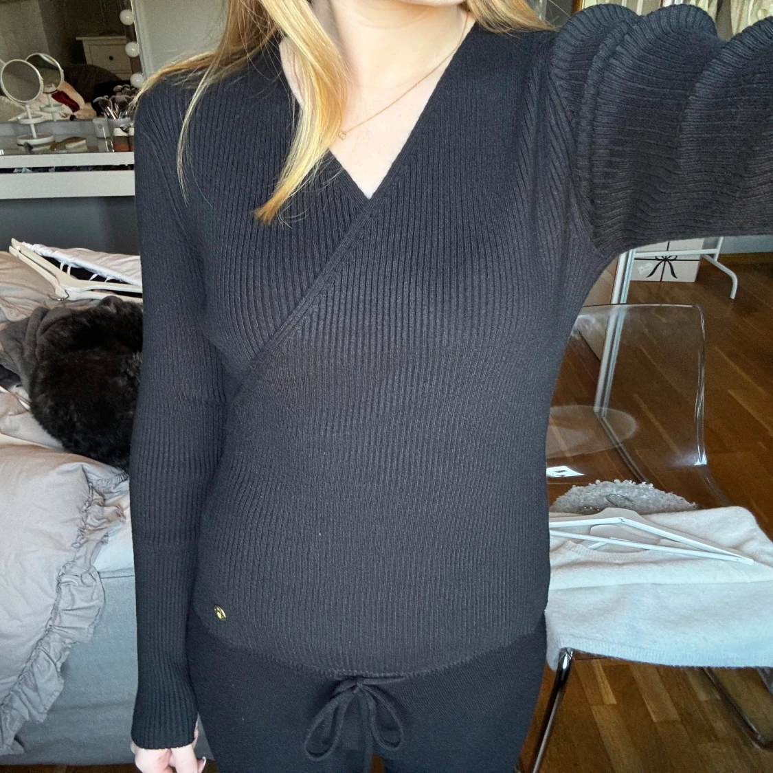 Svart omlottstickad tröja - 4