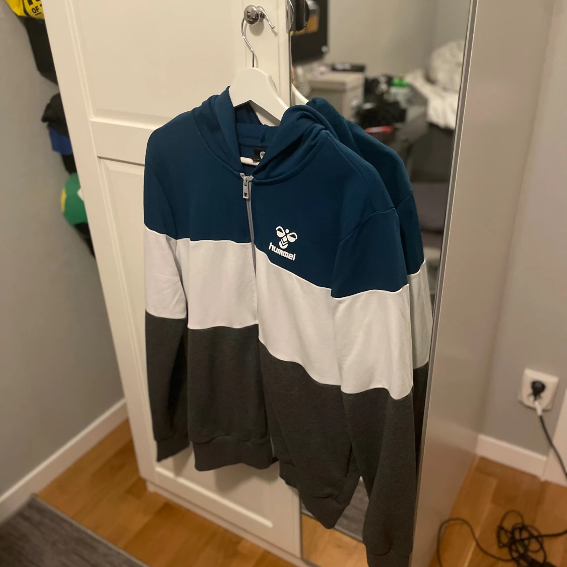 Blåvit hoodie från Hummel med dragkedja