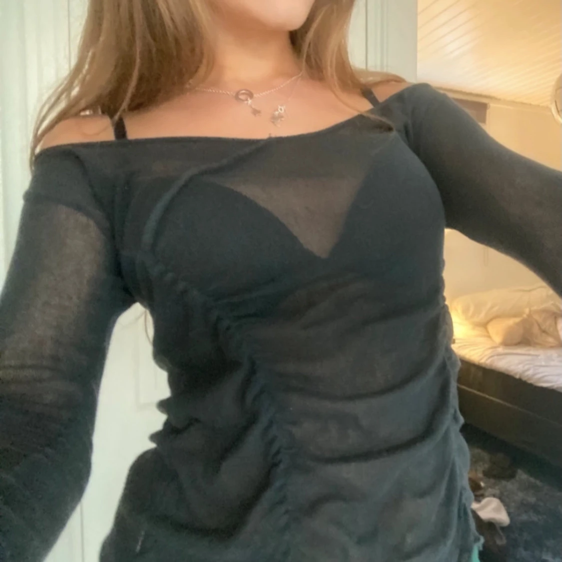 Svart mesh offshoulder topp