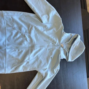 Ljusblå lacoste zip - Baby blue Lacoste zip helt ny i storlek M men kan passa även L. Priset kan diskuteras!