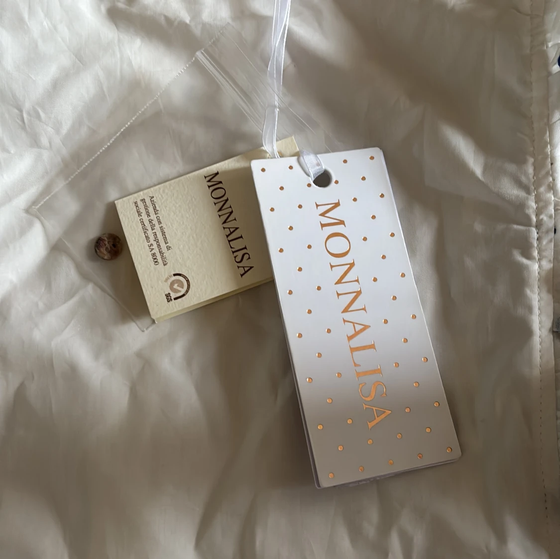 Vit blus med blå broderi från Monnalisa - 1