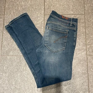 Dondup jeans - Säljer dessa Dondup jeans. Mycket bra skick. Nya modellen. Storlek 33. Hör av dig vid eventuella frågor.