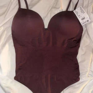 Body från hm  - Populär body ifrån hm! Super fin, inte använd och lappen är kvar 🥰 slut på hemsidan och inte säker på att jag vill sälja därav pris