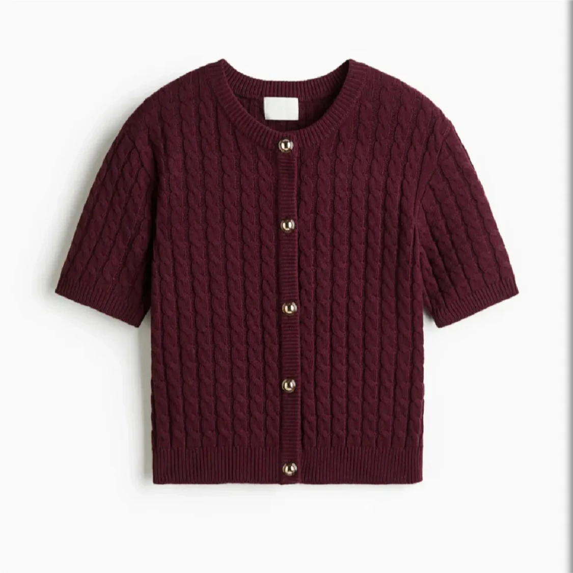 Vinröd kabelstickad kofta med kort ärm