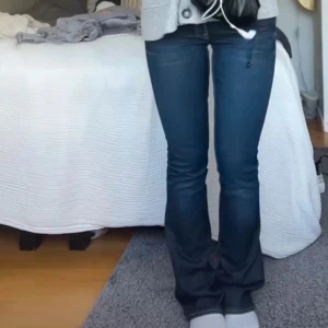 Lågmidjade jeans - Jätte snygga Lågmidjade jeans från crooker,  använda 2 ggr💕 St: 27/35  Skulle säga att det är st xs/s