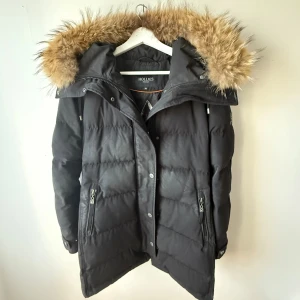 Hollies Subway - Svart jacka från Hollies i modellen Subway. Jackan är ganska sliten i skicket samt har ett hål i höger ficka! Därav priset ☺️