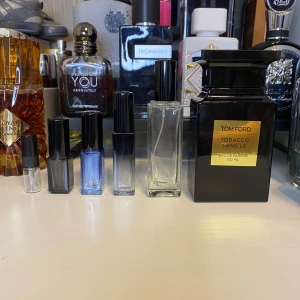 Tom Ford tobacco vanilla - En riktigt god och söt vanilj not där allt Blendas ihop perfekt rekommenderar starkt till er som vill att folk ska vända sig när du går förbi! Ingår lyxburkar vid köp över 3 ml. 1ml: 25kr 2ml: 45kr 3ml: 65kr 5ml: 99kr 10ml: 189kr 30ml: 449kr