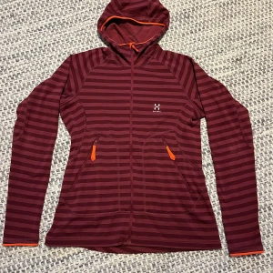 Hoodie Haglöfs - En jättefin vinröd hoodie från Haglöfs. Knappt använd, jättefint skick! 