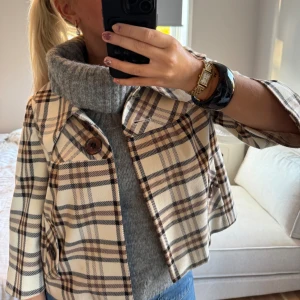 Höstjacka//kofta ❣️ - Så så fin rutig jacka//kofta ❣️❣️ (Har en väldigt tjock tröja under därför ser den kortare ut än vad den är) 