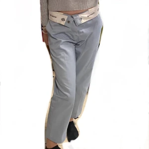 Ljusblå Dickies byxor - Säljer dessa ljusblå byxor från Dickies, w26 vilket motsvarar XS.  Mycket bra skick, inga defekter eller märken. Man kan välja om man vill ha midjan uppvikt för en högre midja eller nedvikt för låg midja🌟 Byxorna har en rak passform.  Se olika mått på de 4 sista bilderna.  Midjan rakt över är 33cm. Innerbenslängd ca 64,5 cm.   Skriv gärna om du undrar något!🌸  Försöker alltid skicka inom 2 arbetsdagar💞