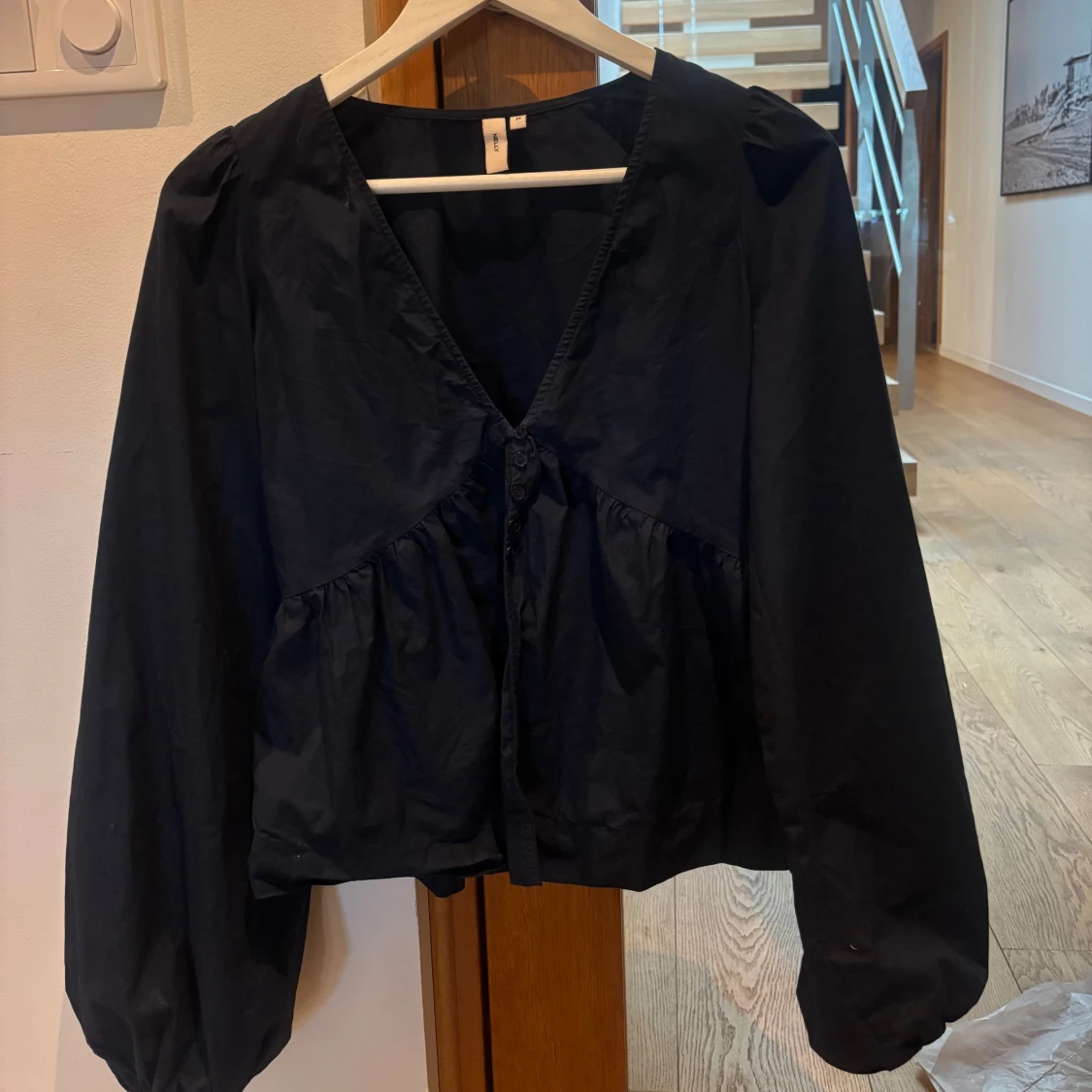 Svart blus med ballongärmar och v-ringning - 1