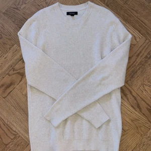 Stickad tröja från Matinique - Snygg beige stickad tröja från Matinique med rund halsringning. Klassisk och stilren design som funkar året runt. Helt nyskick då den endast är använd en gång. Hör av er vid funderingar!