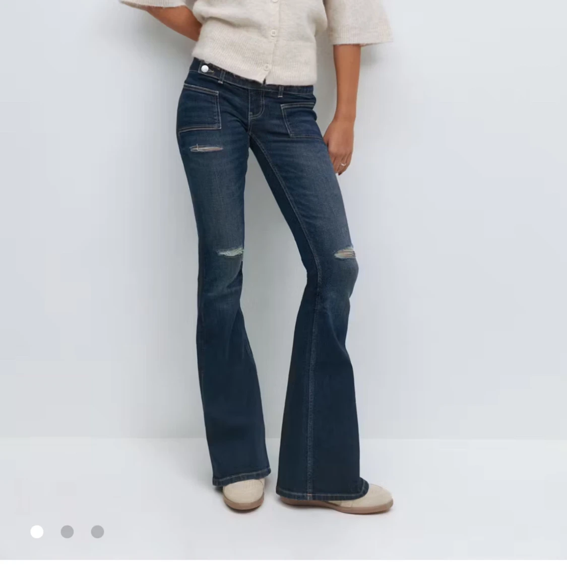 Mörkblå bootcut jeans från gina  - 2