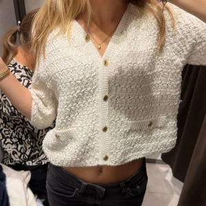 Beige stickad kofta från Zara - Superfin beige stickad kofta från Zara med v-ringning, guldknappar och två små fickor fram. Köpt för 400kr, fint skick.