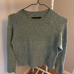 Grön stickad tröja från Vero Moda - Mysig grön stickad tröja från Vero Moda med rund halsringning och ribbade muddar. Perfekt för lager-på-lager och chill dagar. Enkel och stilren design som funkar till det mesta.