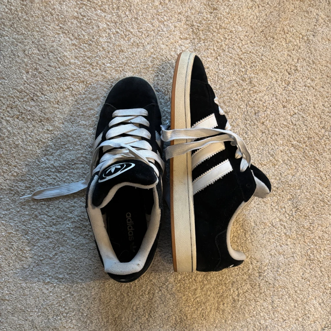 Svarta Adidas sneakers med vita ränder - 1