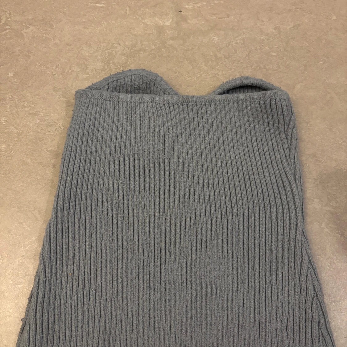 Grå ribbad axelbandslös klänning - 1