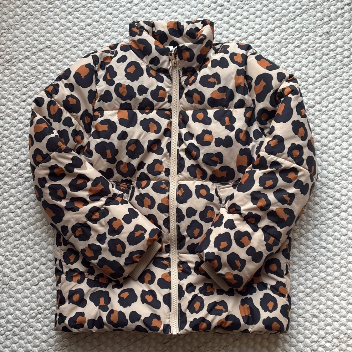 Leopardmönstrad pufferjacka från ARKET - barn - 1