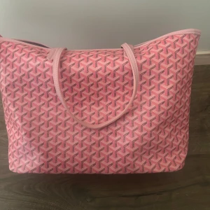 Rosa väska - Säljer denna rosa väska. Den är köpt i Spanien för 600kr. Har bara använt den 1 gång å skicket är därför mycket bra. Insidan har en mörkare nyans av rosa än utsidan. Hör gärna av dig vid funderingar🥰 pris går att diskutera 