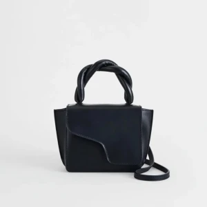 ATP väska! - Intressekoll på efterfrågad och jätte fin väska från ATP med snurrat band! Den har lite sliten men syns knappast, jag har inte säker på om jag vill sälja men hör av er ifall ni är intresserade💓💓