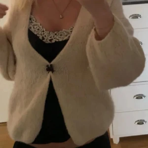 Beige stickad kofta Lindex - Mysig beige stickad. Från Lindex. Storlek M för att den ska sitta mer mysigt, passar xs-l