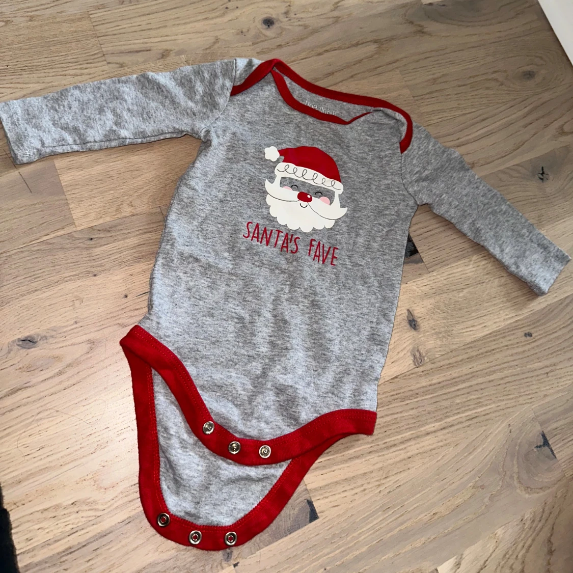Grå body med tomtemotiv jul body 🎄 