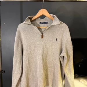 Ralph Lauren halvzip - Tjena! Super fin halv zip från Ralph Lauren. Inga defekter. Storlek M. Vid funderingar, skicka ett pm! 😊