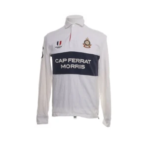 Morris tröja  - Vit långärmad pikétröja från Morris Gent's med blått bröstband och texten 'Cap Ferrat Morris'. Klassisk krage, broderade detaljer och tryck på bröstet. Tillverkad i mjuk bomull, perfekt för en preppy look. Axelbredd 41cm, längd 62cm. Ifall det inte finns någon bild i annonsen där jag bär plaggen jag säljer så är det för att jag ej kan ha storleken heller passformen, så kolla måtten för storlek och googla på modellnamnet för passform 😉s2