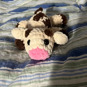 Beige och brun kossa - Efter flera önskemål om kossor så har jag nu gjort dessa sötnosar. Denna kossan har rosa nos med beige kropp och bruna fläckar. Hoppas ni uppskattar dem lika mycket som jag gör🙏🩷  OBS:  !Dessa innehåller säkerhetsögon som inte rekommenderas för barn under 3 år!