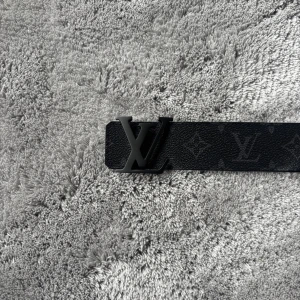 Svart bälte - Har ett litet jack som går att se på andra bilden, dock mindre märkvärdigt när man bär bältet