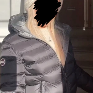 colmar jacka!! - säljer min colmar jacka då den inte kommer till användning längre! Den är använd men syns knappt❣️ storlek 40❣️