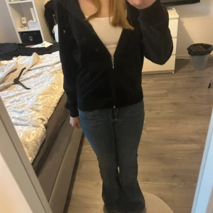 svart velour tröja  - svart tröja med snygg dragkedja 