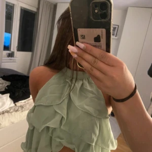 Ljusgrön topp med volanger - Mintgrön/pastel halterneck blus m. öppen rygg endast testad st s