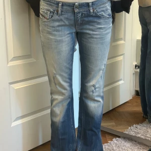 Blå raka/bootcut jeans från Diesel - Köpte nyss från vinted men va för liten, pris kan diskuteras!💕💕Storlek 28/32 och har några slitningar vid foten där bak 