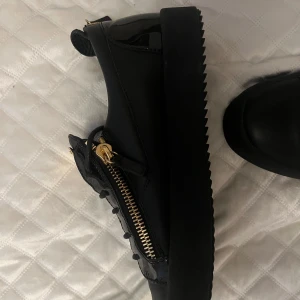 Svarta sneakers från Giuseppe Zanotti - Knappt använda , äkta kvitto finns