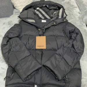 Svart pufferjacka från Burberry - Den är oanvänd, taggar finns o allt, den bil till en väst med.