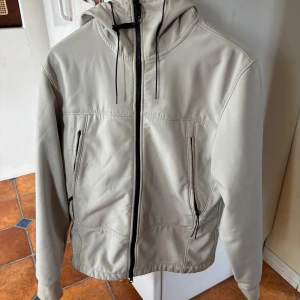 Fodrad vindjacka C.P. Company - Vindjacka från C.P Company. Bra skick men finns små fläckar men inget man lägger märke till. Strl 52/M. Såklart äkta! Sällsynt därav pris