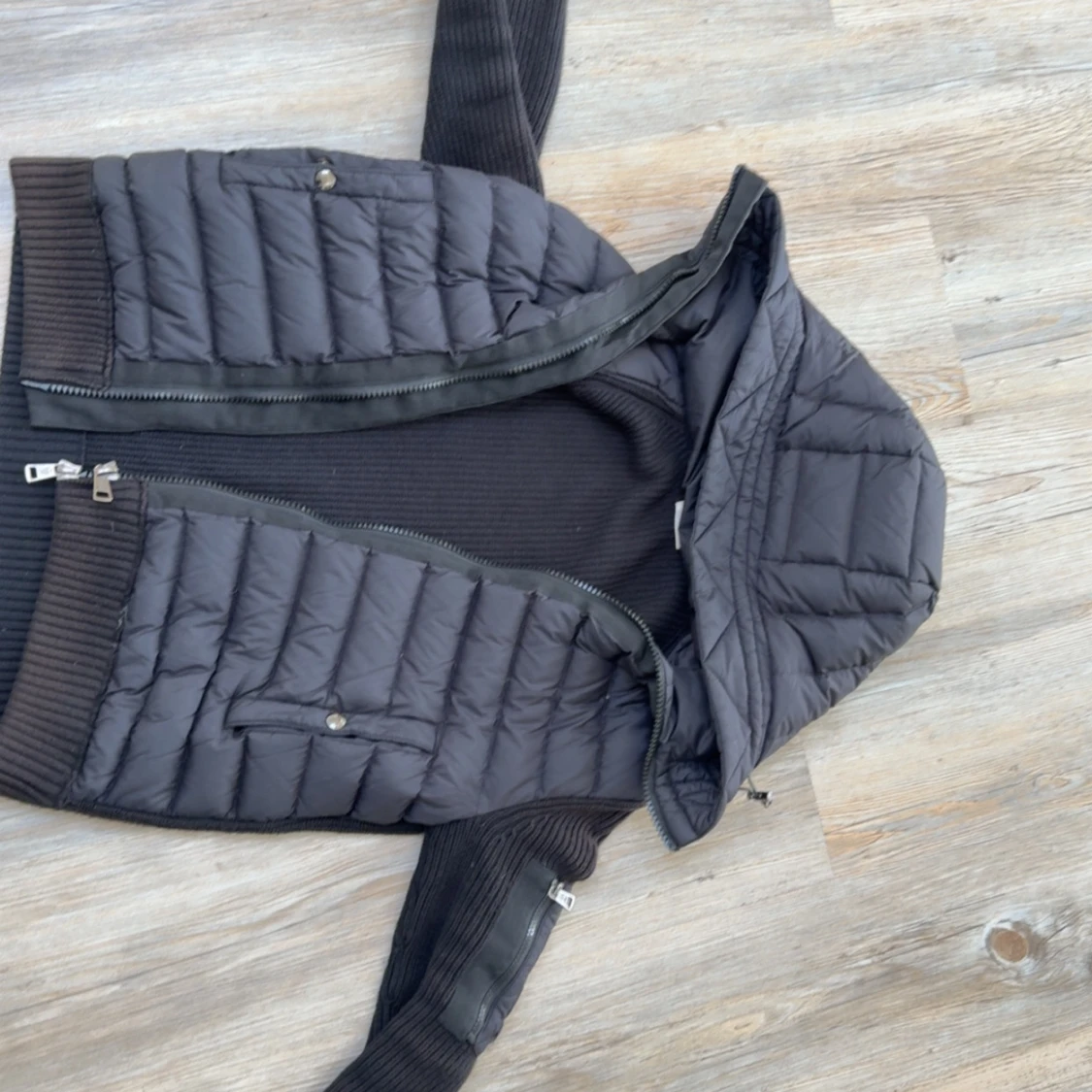 Svart dunjacka från Moncler med huva