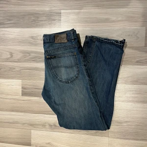 Lee Jeans  - Tja! Säljer ett par sjukt feta jeans från märket Lee OBS! Finns ett par små hål på benen men ingenting man märker och nedslitningen på vänster ben har sett sina bättre dagar! Storleken är 31/32 